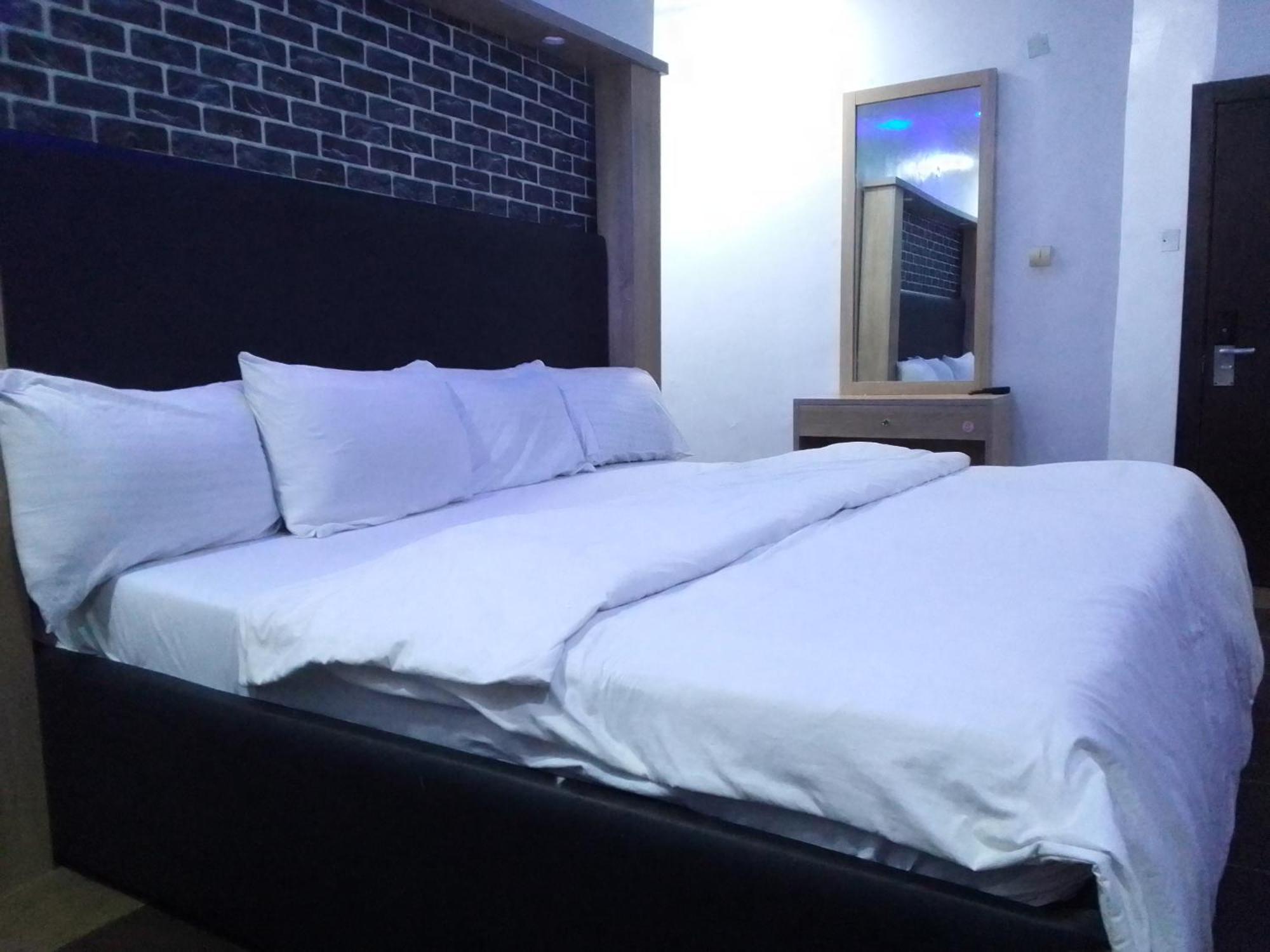 Exclusive Mansion Lekki Phase 1 Hotel Ilado Buitenkant foto